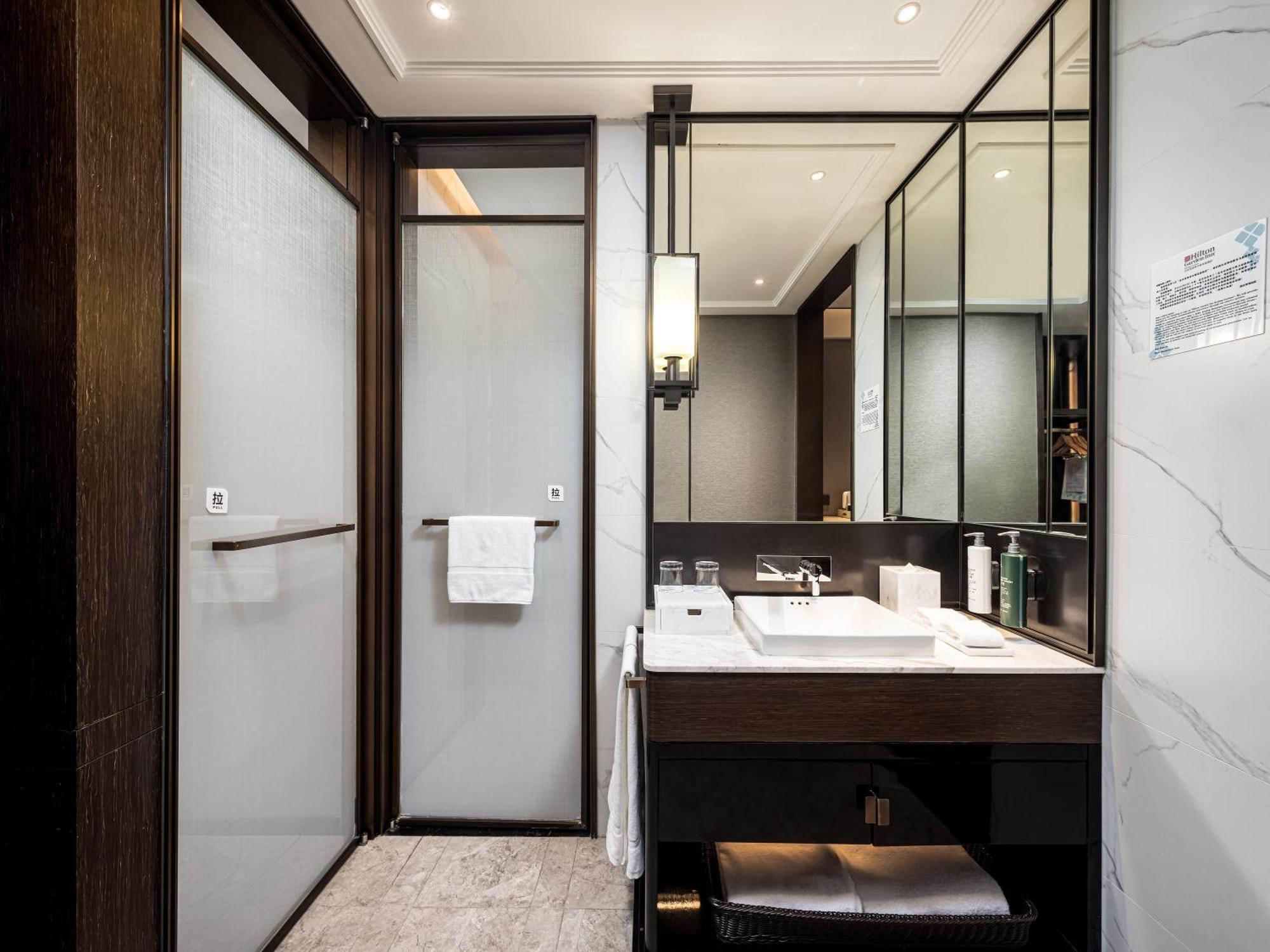 Hilton Garden Inn Beijing Guomao Exterior photo
